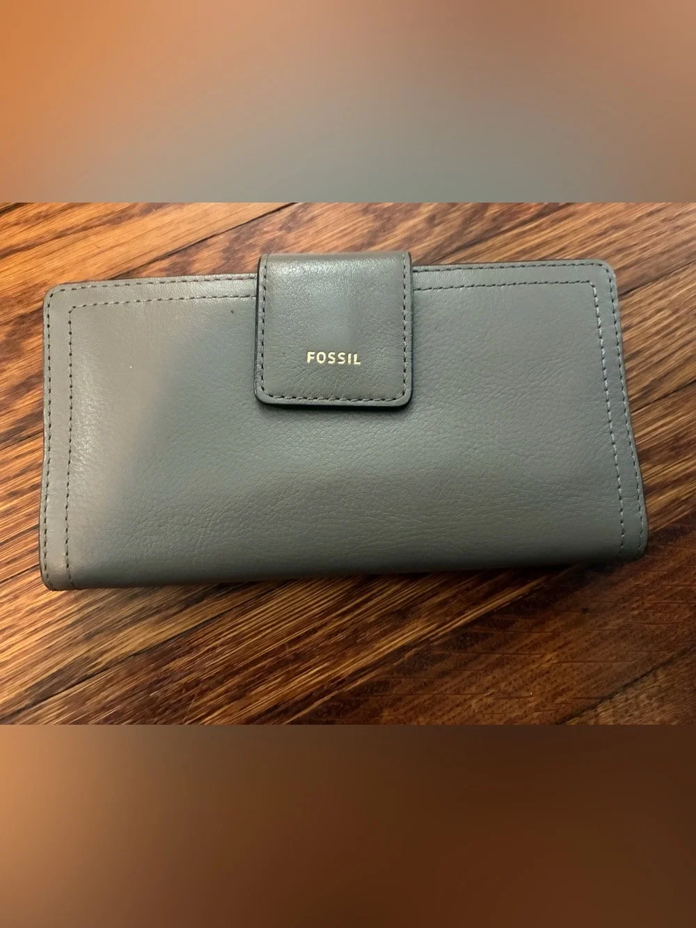 Fossil Women's Gray Logan RFID Leather Snap Wallet with Gold Logo, NWOT.
